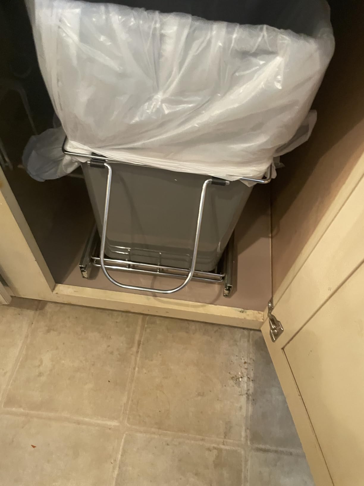VEVOR Pullout Trash Can for Kitchen Cabinets, 35 QT x2 Double Under Sink Garbage Waste Recycling Bin, Under Mount Waste Container, with Heavy Duty Metal Full Extension Sliding System and Handle Grey customer photo 1