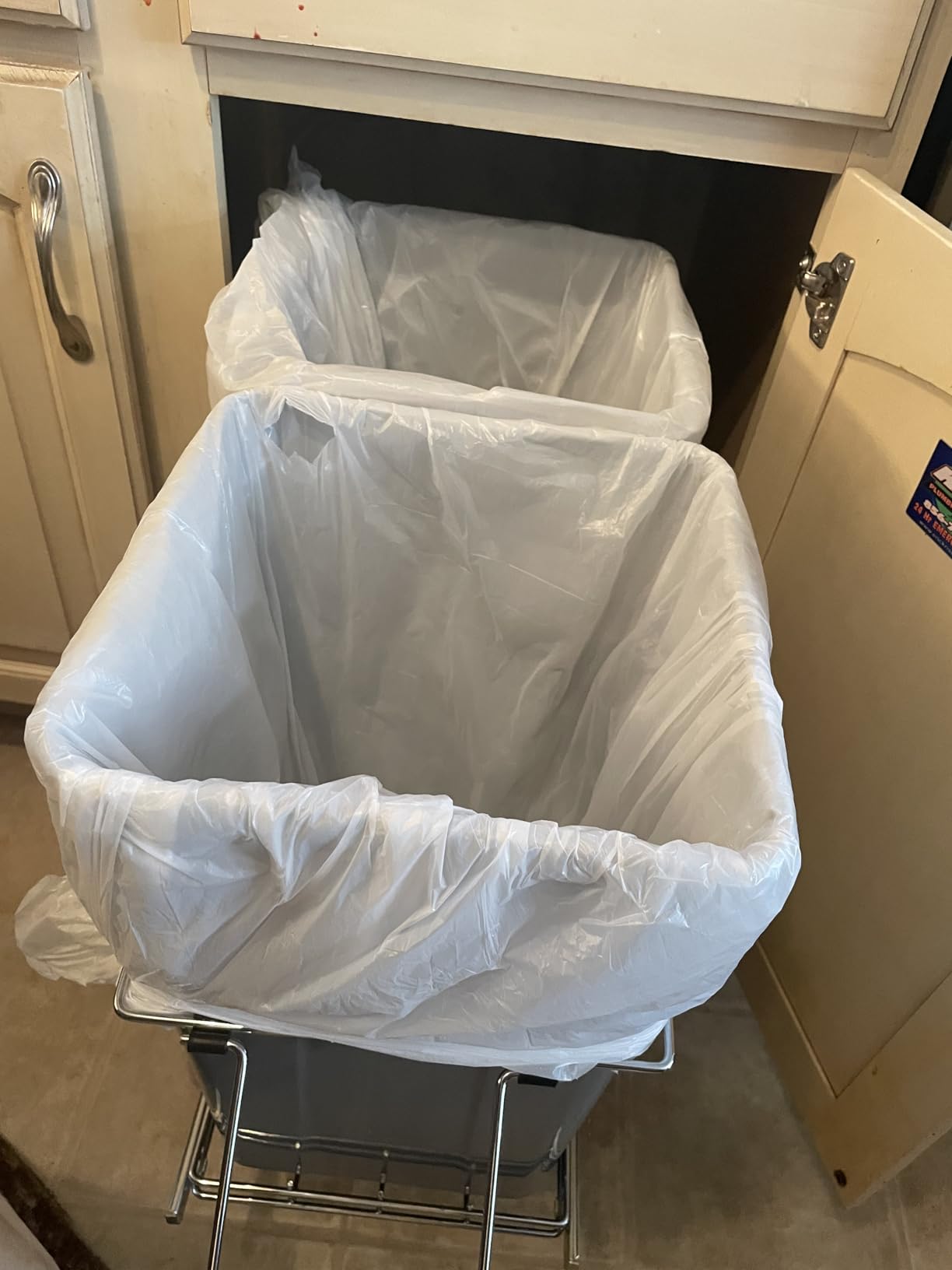VEVOR Pullout Trash Can for Kitchen Cabinets, 35 QT x2 Double Under Sink Garbage Waste Recycling Bin, Under Mount Waste Container, with Heavy Duty Metal Full Extension Sliding System and Handle Grey customer photo 2