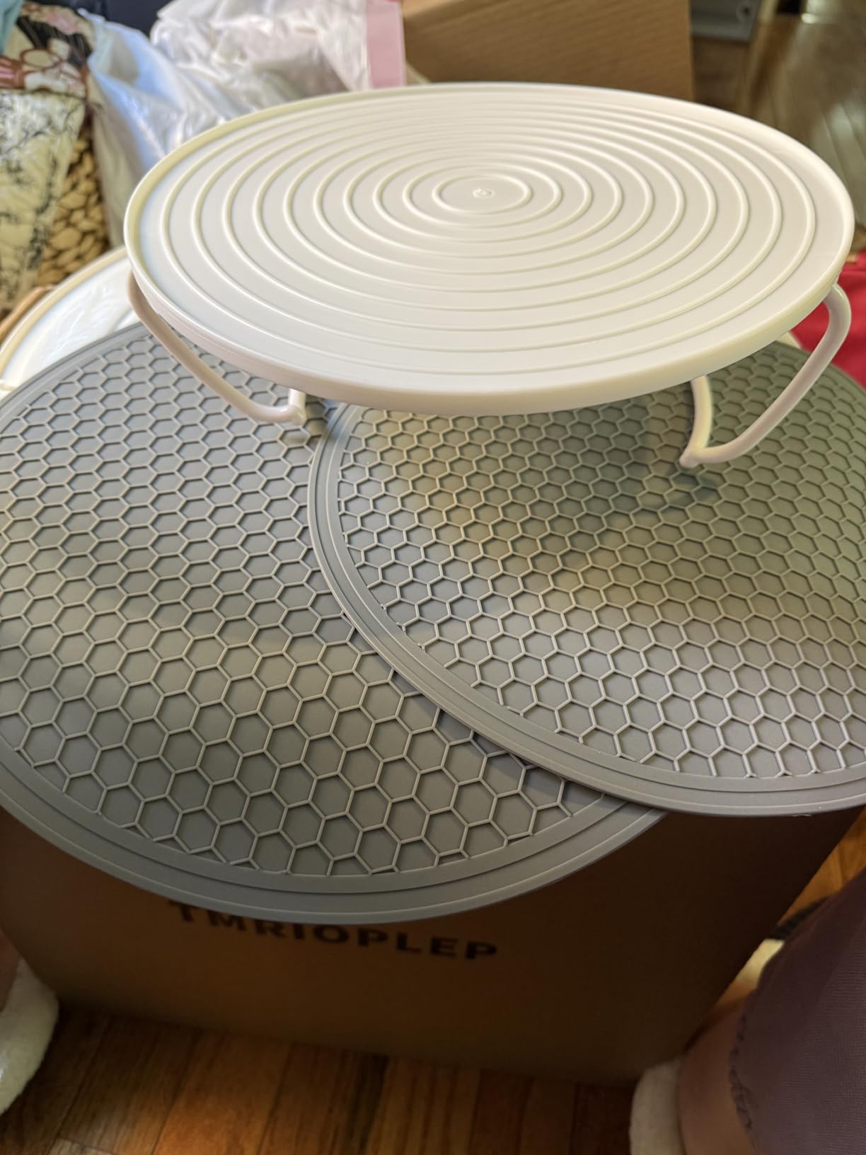 TMRIOPELP Tall Cake Carrier with Lid and Handle Insulated Cake Container Cake Transport Carrier Ideal for Pies Cupcakes and Pastries Perfect for Safe and Secure Cake Delivery (Grey, 12 inch) customer photo 1