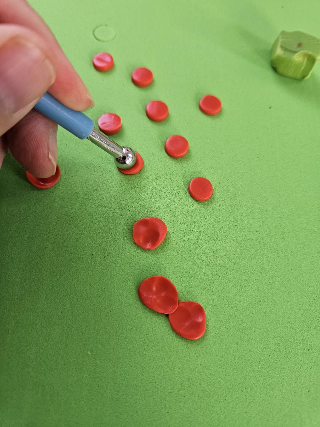 Fondant Foam Pad with 5 Holes - Silicone Mat for Cake Decorating, Rolling Pin & Clay Tools, Perfect for Fondant, Gum and Air Dry Clay Crafts customer photo 1