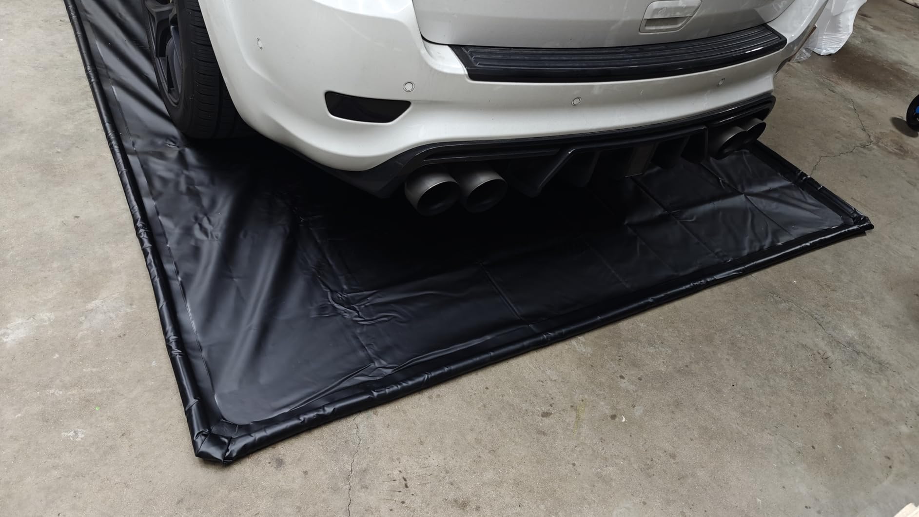 VEVOR Containment Mat, 7 ft 9 in x 18 ft, Non-Slip PVC Garage Floor Mat with a Cleaning Squeegee, Heavy Duty Durable Waterproof Containment Protection from Snow, Rain and Mud for Cars Parking, Black customer photo 2