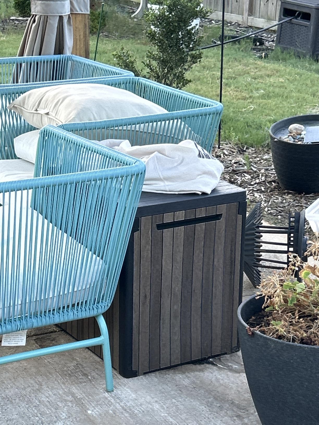 Keter Signature Collection 165 Gallon Resin Deck Box for Patio Outdoor Cushions, Throw Pillows, Garden Tools and Pool Supplies, Walnut customer photo 1