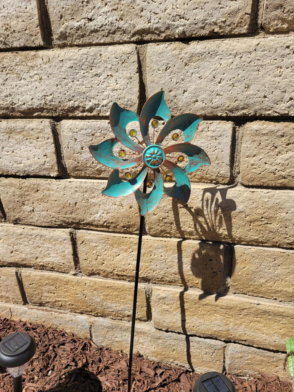 VEWOGARDEN 2 Pack Wind Spinners Outdoor, Metal Wind Spinner with Flower Design for Yard Garden Lawn Decorations, Antique Bronze customer photo 1