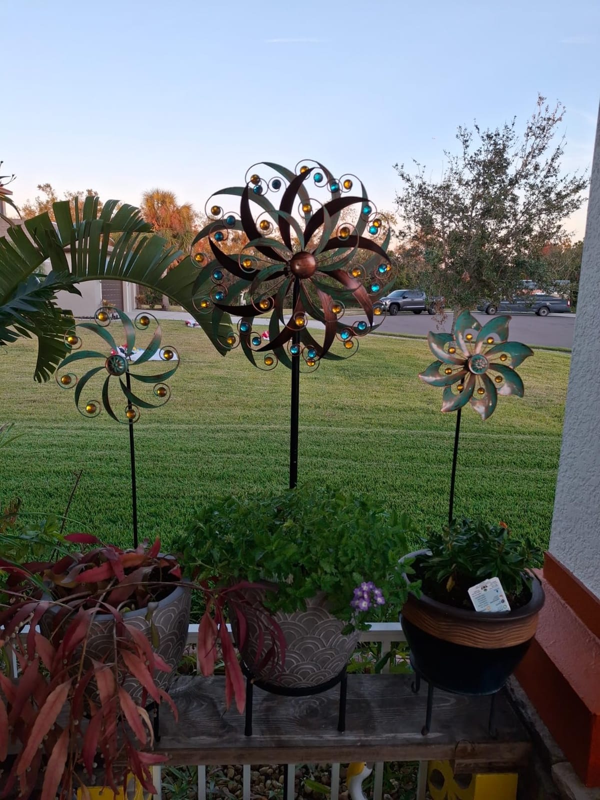 VEWOGARDEN 2 Pack Wind Spinners Outdoor, Metal Wind Spinner with Flower Design for Yard Garden Lawn Decorations, Antique Bronze customer photo 2