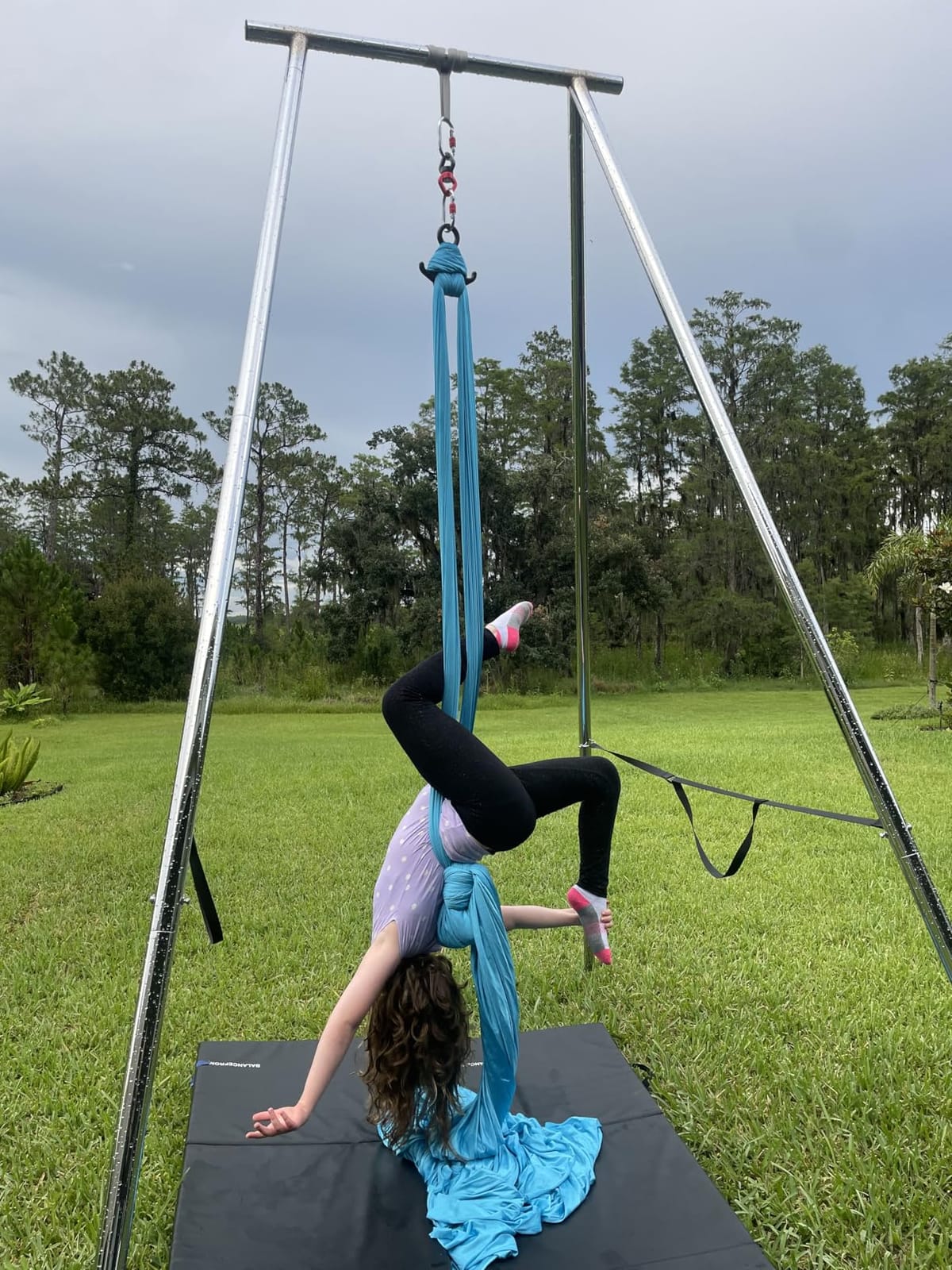 VEVOR Aerial Yoga Frame & Hammock, 551 lbs Load Capacity, 9.68 ft Freestanding Training Swing Stand with Hammock - Indoor Outdoor Use customer photo 1