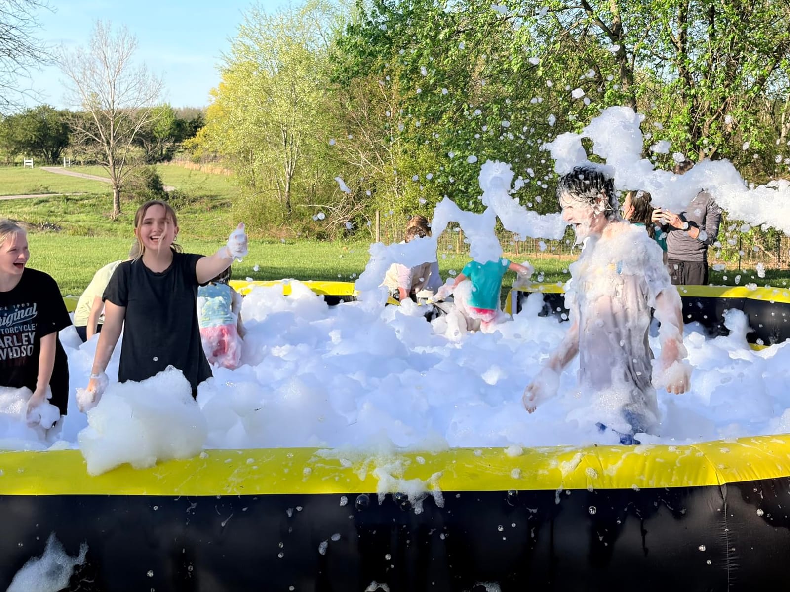 VEVOR Foam Machine, 9.84 to 16.40 ft Spray Distance Foam Cannon Party Machine, Bubble Cannon with 74QT Water Tank, Stable Vertical Design, Dense Foams Maker for Gatherings, Celebrations & Party customer photo 1
