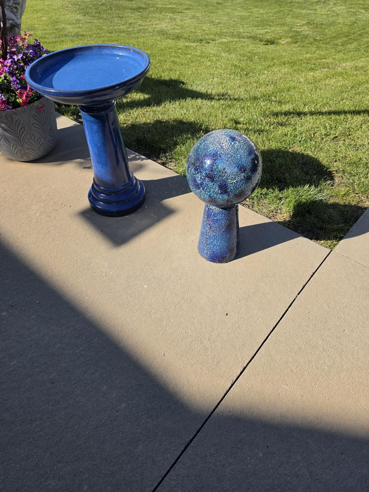 Sunnydaze Glass Gazing Ball Stand for Outdoors, Mirrored Diamond | Outdoor Mosaic Sphere Holder & Pedestal for Backyard or Patio Decoration, 11