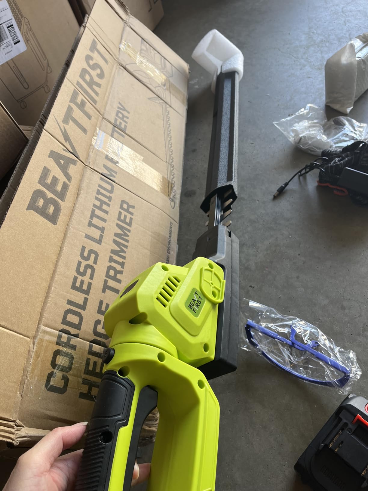 20V 22-Inch Hedge Trimmer Cordless with 2x5.0Ah Battery & Charger | Electric Bush & Shrub Trimmer | 180° Rotatable Handle | 2/3'' Dual-Action Blade | Dual-Safety Switch for Garden Yard Care customer photo 1