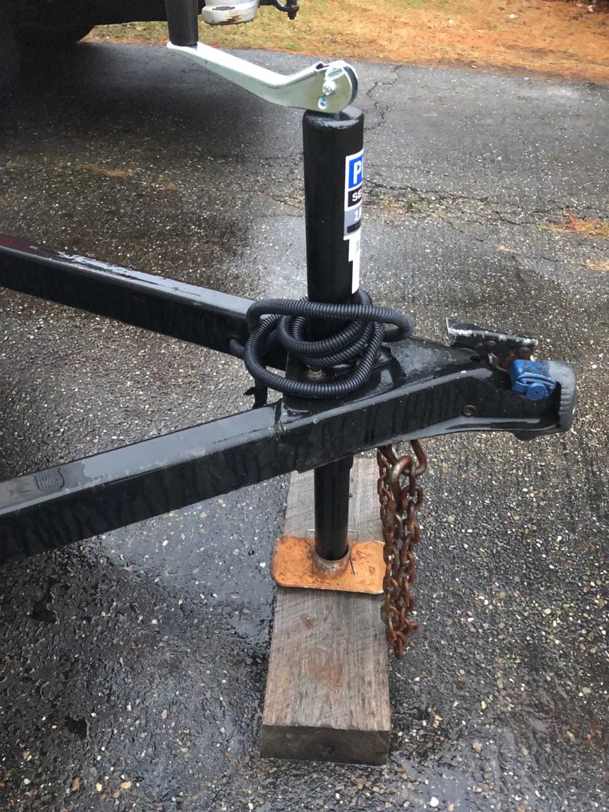 Master Lock Trailer Lock, Black Trailer Tongue Lock 379ATPY | Universal Trailer Coupler Lock Secures RVs, Campers, Boat and Utility Trailers from Theft, Resists Rust, 2 Keys, Black customer photo 2