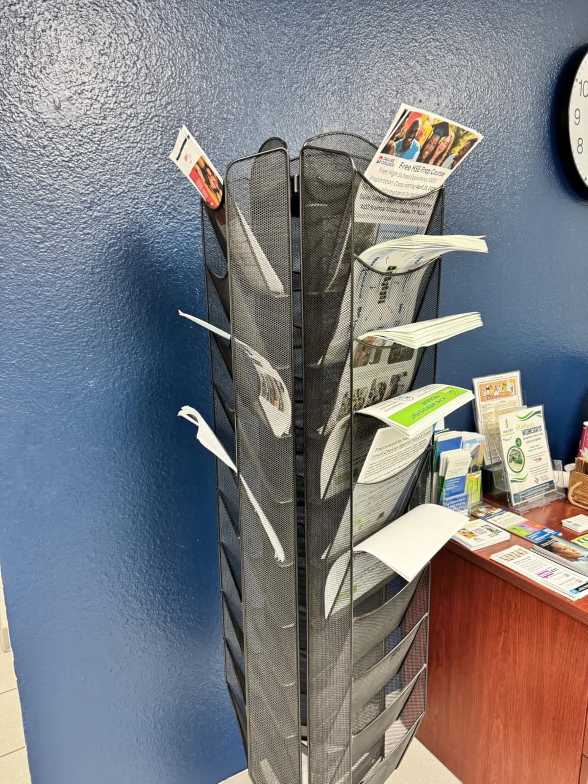 Safco Onyx Rotating Mesh Magazine Holder, Display Rack with 30 Pockets, Brochure Organizer, Commercial-Grade Steel Construction, Black customer photo 1