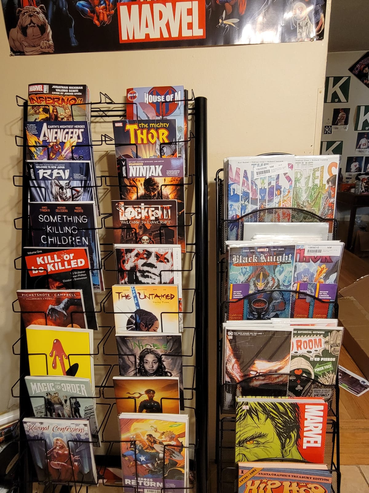 Displays2go Floor-Standing Wire Magazine Rack, 20 Pockets, Black | Tiered Literature Display Stand, For Magazines & Brochures, WFM1020A customer photo 1