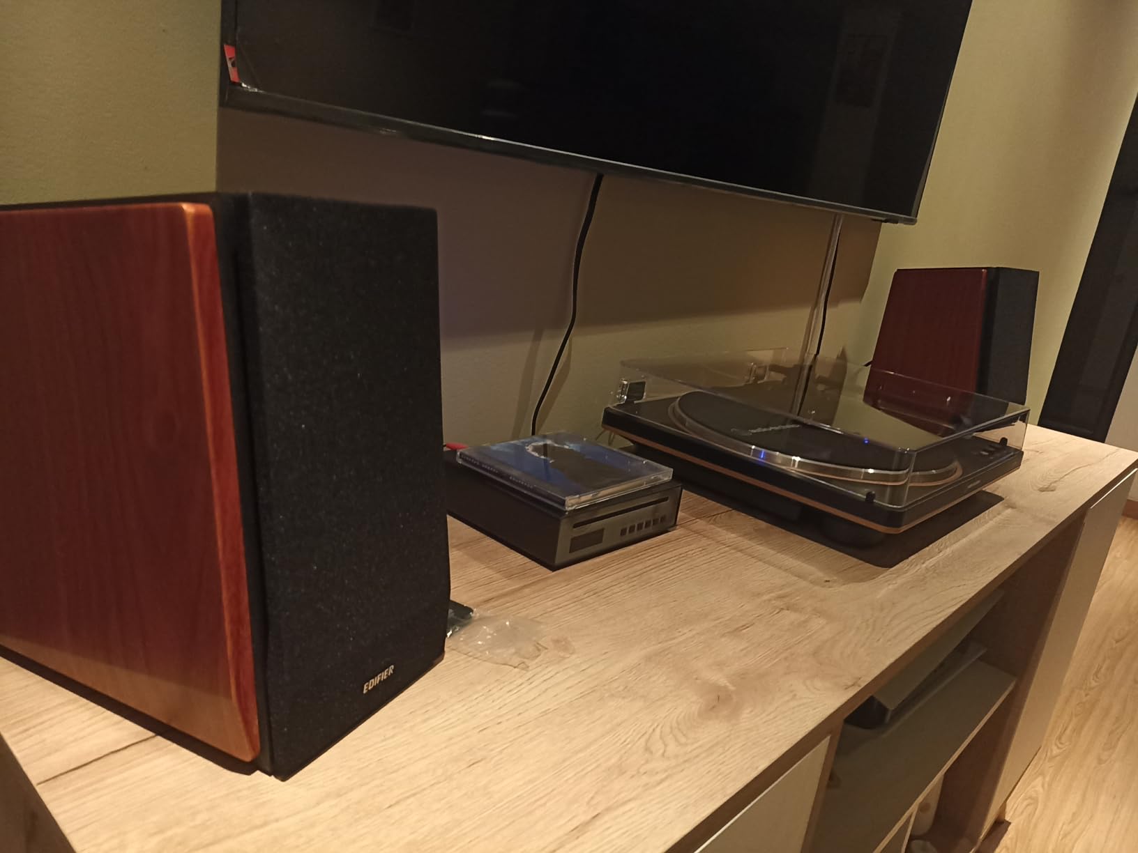 Edifier R1700BT Bluetooth Bookshelf Speaker - Active Near-Field Studio Monitors - Powered Speaker 2.0 Setup Wooden Enclosure - 66w RMS customer photo 2