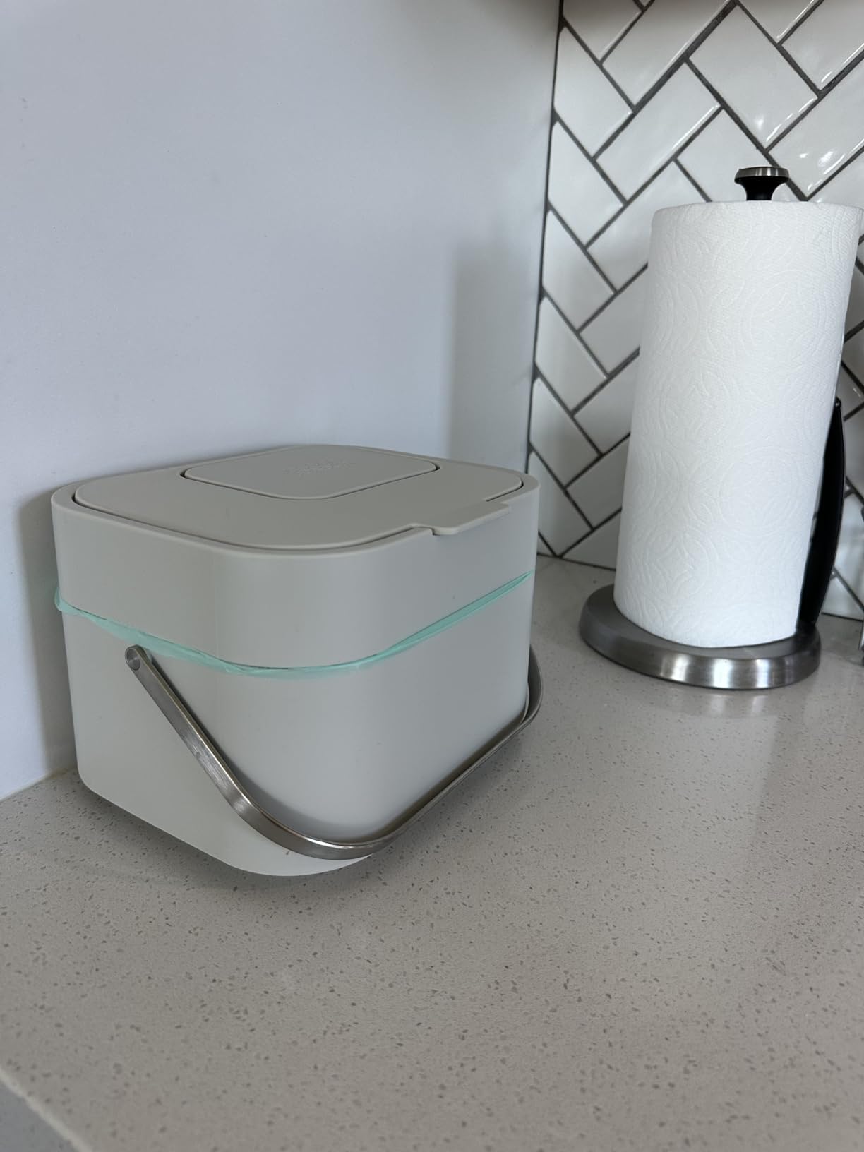 Joseph Joseph Intelligent Waste Compost Bin Food Waste Caddy with Odor Filter and Ventilation, 1 Gallon / 4 liters, Graphite customer photo 2