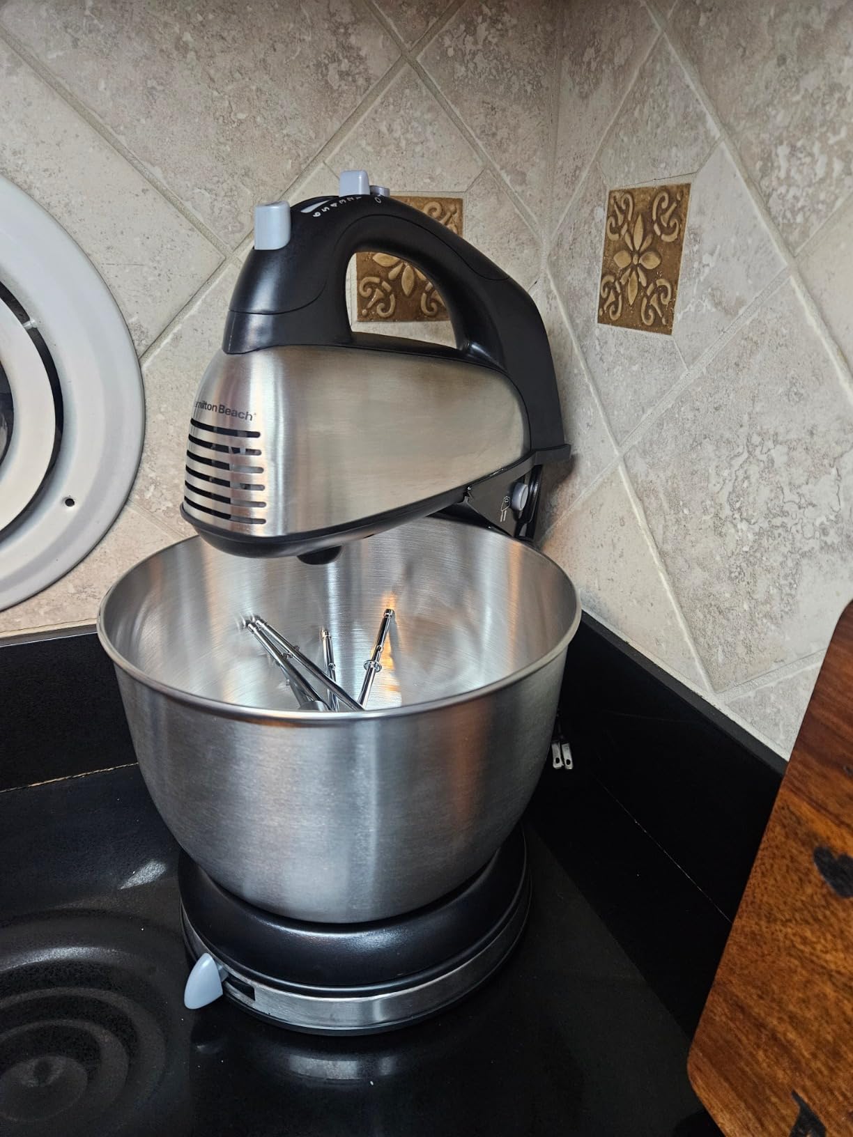 Hamilton Beach Classic Stand and Hand Mixer, 4 Quarts, 6 Speeds with QuickBurst, Bowl Rest, 290 Watts Peak Power, White (64655) customer photo 2