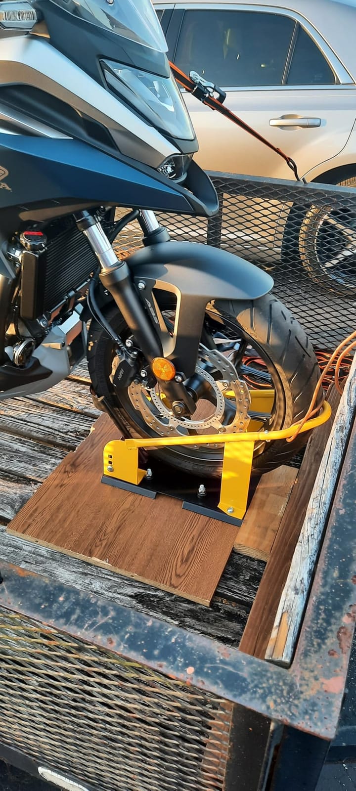 MaxxHaul Motorcycle Wheel Chock - Pivoting Self-Locking Cradle - Fits 14 to 21 Inch Tires - Universal Trailer and Garage Stand (80077) customer photo 2