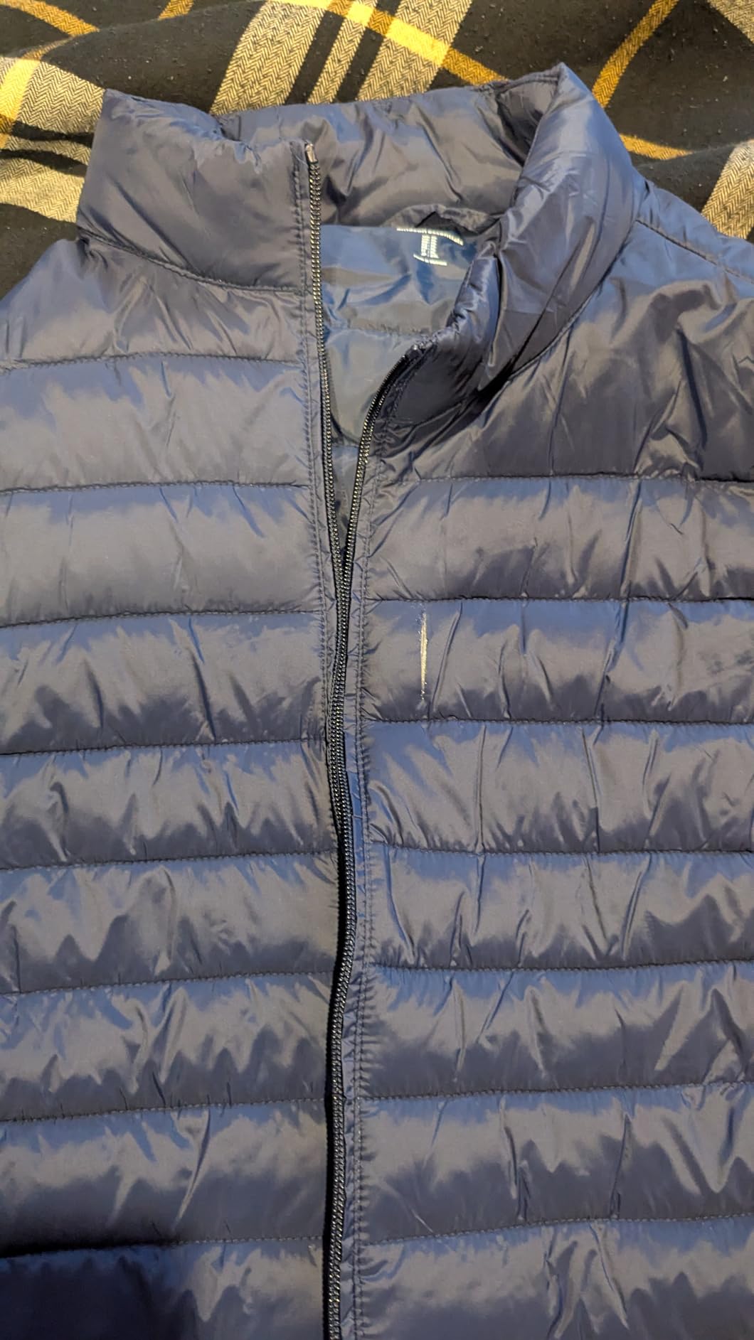Amazon Essentials Men's Lightweight Water-Resistant Packable Puffer Vest customer photo 2