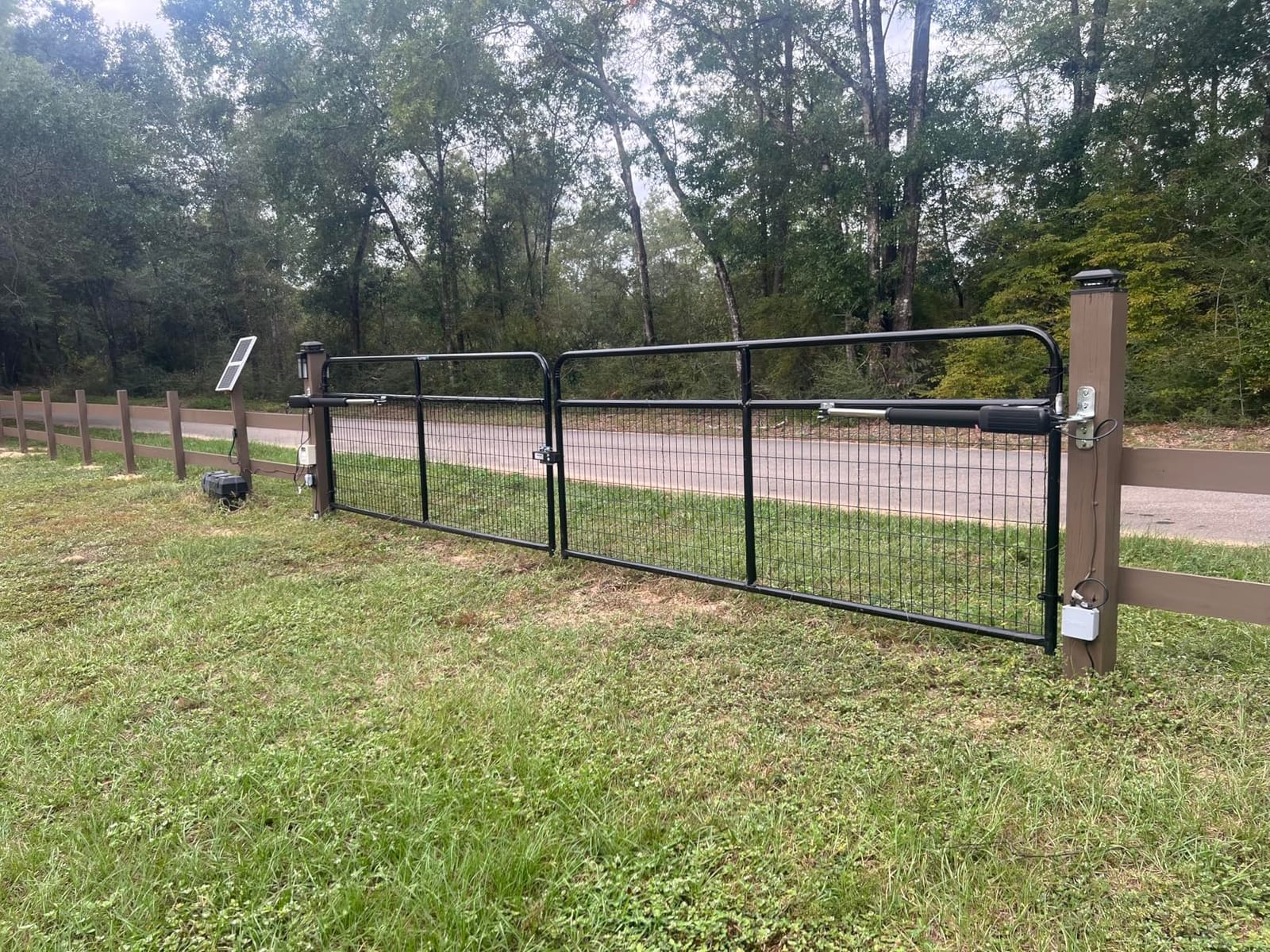 TOPENS AD5S Solar Dual Swing Gate Opener Medium Duty customer photo 2