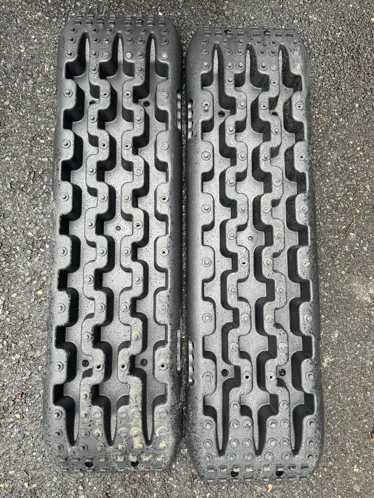 FieryRed Traction Boards Offroad, Recovery Boards with 2 Leashes and Carry Bag, 2Pcs Traction Mat Recovery Tracks for Sand Mud Snow Track Tire Ladder 4X4, Black GEN1th customer photo 1
