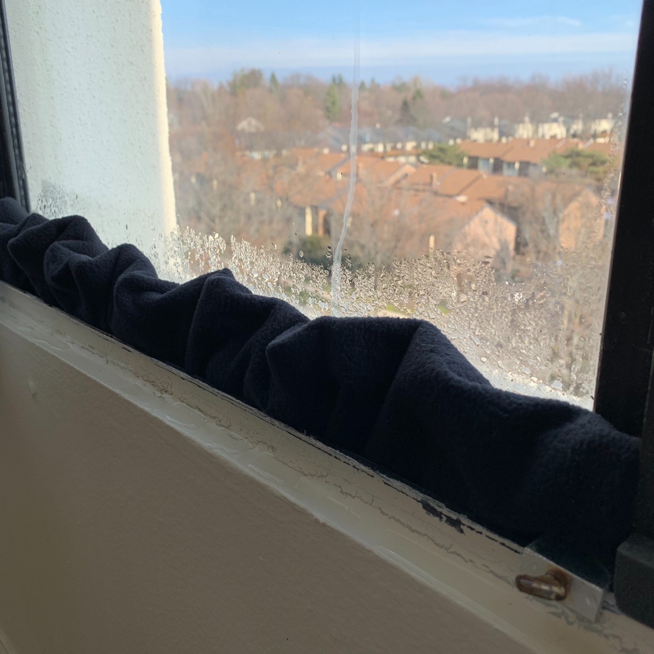 Evelots Water Absorber Snake Sock - Reusable Water Barrier - Absorbs 10 Times its Weight-Great for Leaks & Spills from Doors, Windows, Water Tank, Heavy Rain, Shower Tub-3 Feet Long customer photo 1