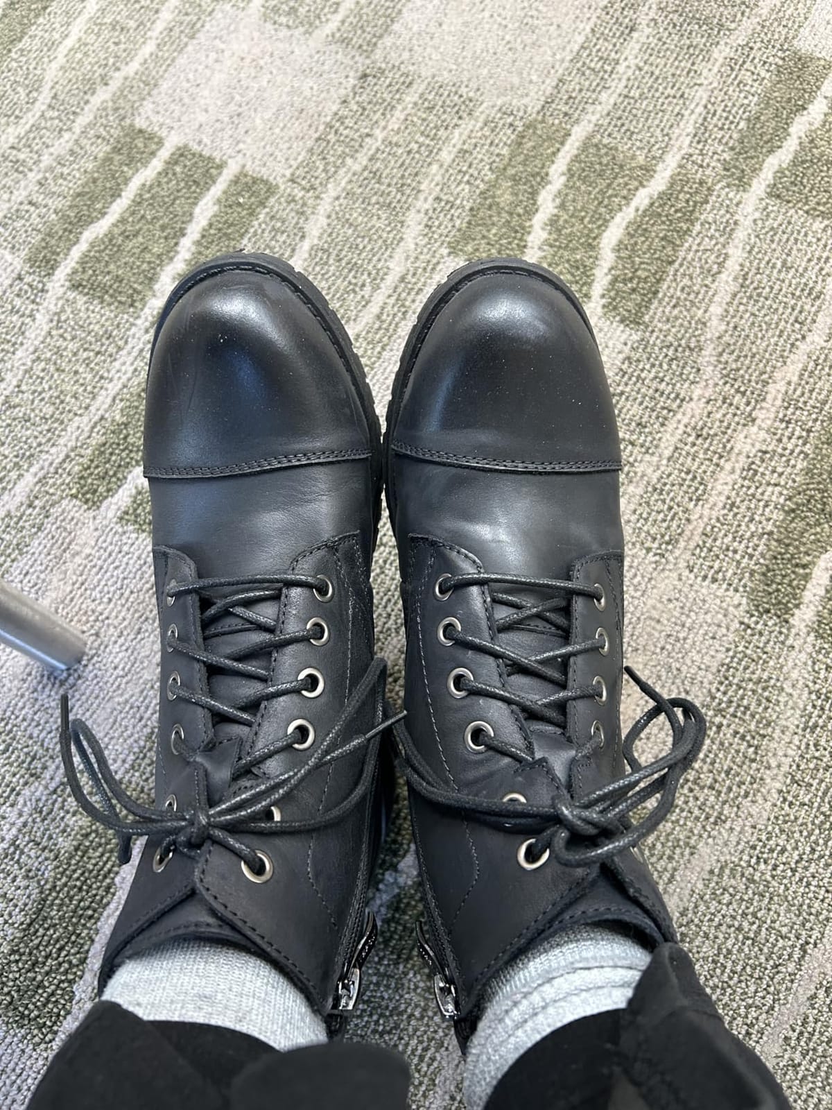 Vepose Women's Lace Up Combat Ankle Boots, Cap Toe Low Block Heel customer photo 1