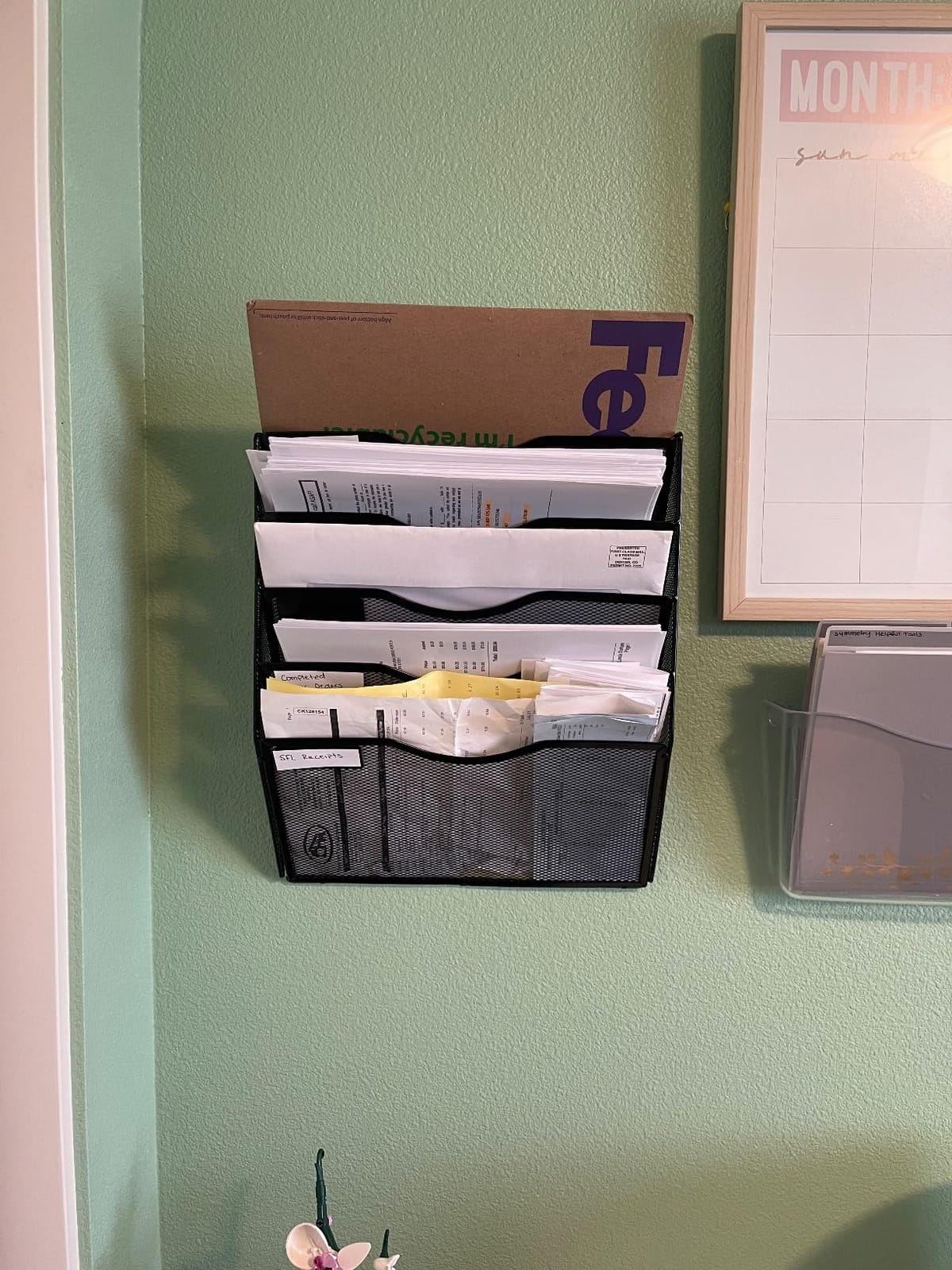 EASEPRES 5 Pocket Mesh Hanging Wall File Organizer, Wall Mounted Mail Paper Document Folder Holder, Clipboard Storage Organization Magazine Rack with Nametag Label for Office Home School, Black customer photo 1