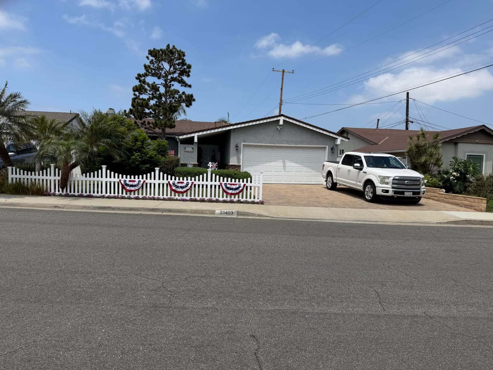 WamBam All American Scalloped Picket Fence, White Vinyl DIY No Dig Kit customer photo 2