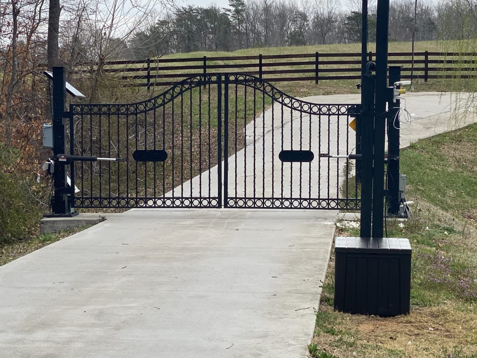 Mighty Mule MM572W HD Dual Arm Gate Openers 12 V Wireless AC/Battery Powered Automatic Gate Opener customer photo 1