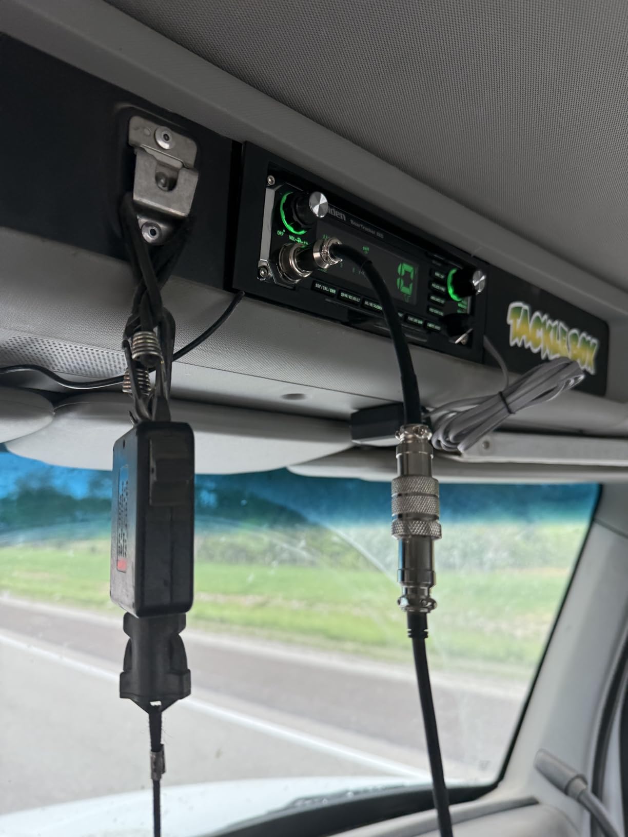 Uniden BEARTRACKER 885 Hybrid Full-Featured CB Radio + Digital TrunkTracking Police/Fire/Ambulance/DOT Scanner w/ BearTracker Warning System Alerts, 40-channel CB, 4-Watts power, 7-color display customer photo 2