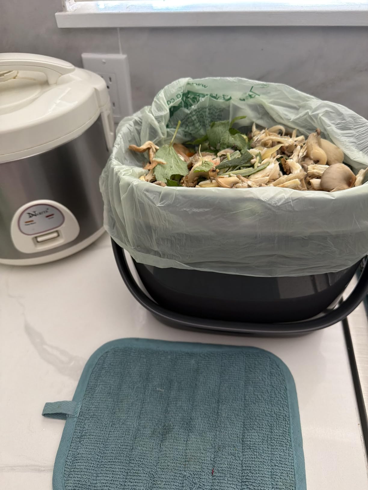 OXO Good Grips Easy-Clean Compost Bin, Charcoal, 1.75 Gal/6.62 L | Food Waste, Organic, Trash Disposal, Clean, Low-Effort, Conceals Bags, Locks in Odors, Smooth Interior, Kitchen Countertop customer photo 2