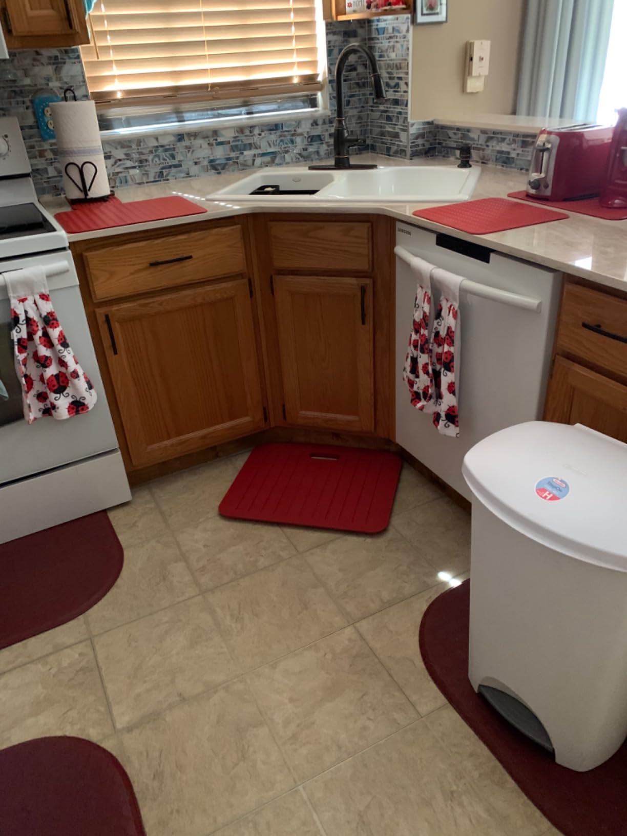 Mount-It! Standing Desk Floor Mat, 18x22, Red customer photo 1