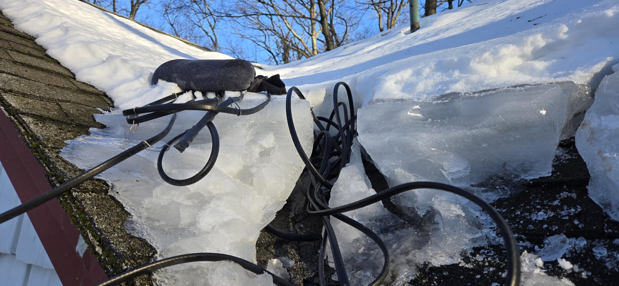 H&G Lifestyles Roof Heat Cable Snow De-icing Kit Self-Regulating Plug-in Ready Heat Tape for Roof and Gutters Ice Dam Prevention 8W/ft 50ft customer photo 1