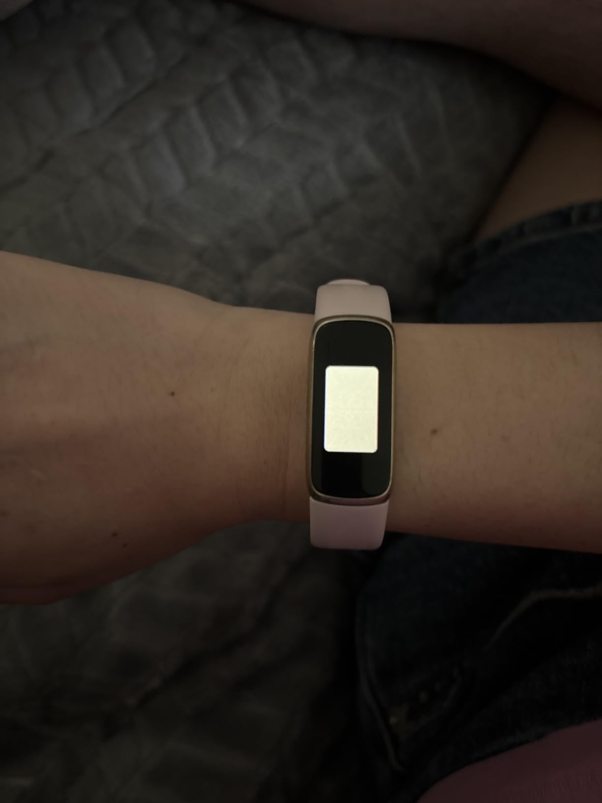 Fitbit Luxe-Fitness and Wellness-Tracker with Stress Management, Sleep-Tracking and 24/7 Heart Rate, Black/Graphite, One Size (S & L Bands Included) customer photo 1