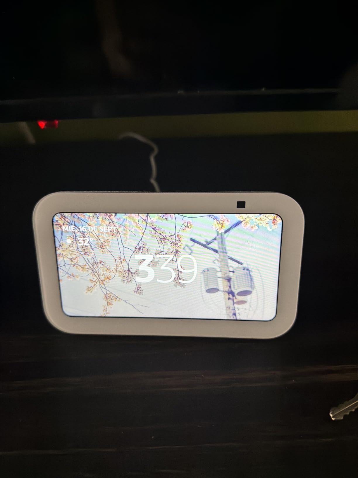Amazon Echo Show 5 (newest model), Smart display, Designed for Alexa+, 2x the bass and clearer sound, Charcoal customer photo 1