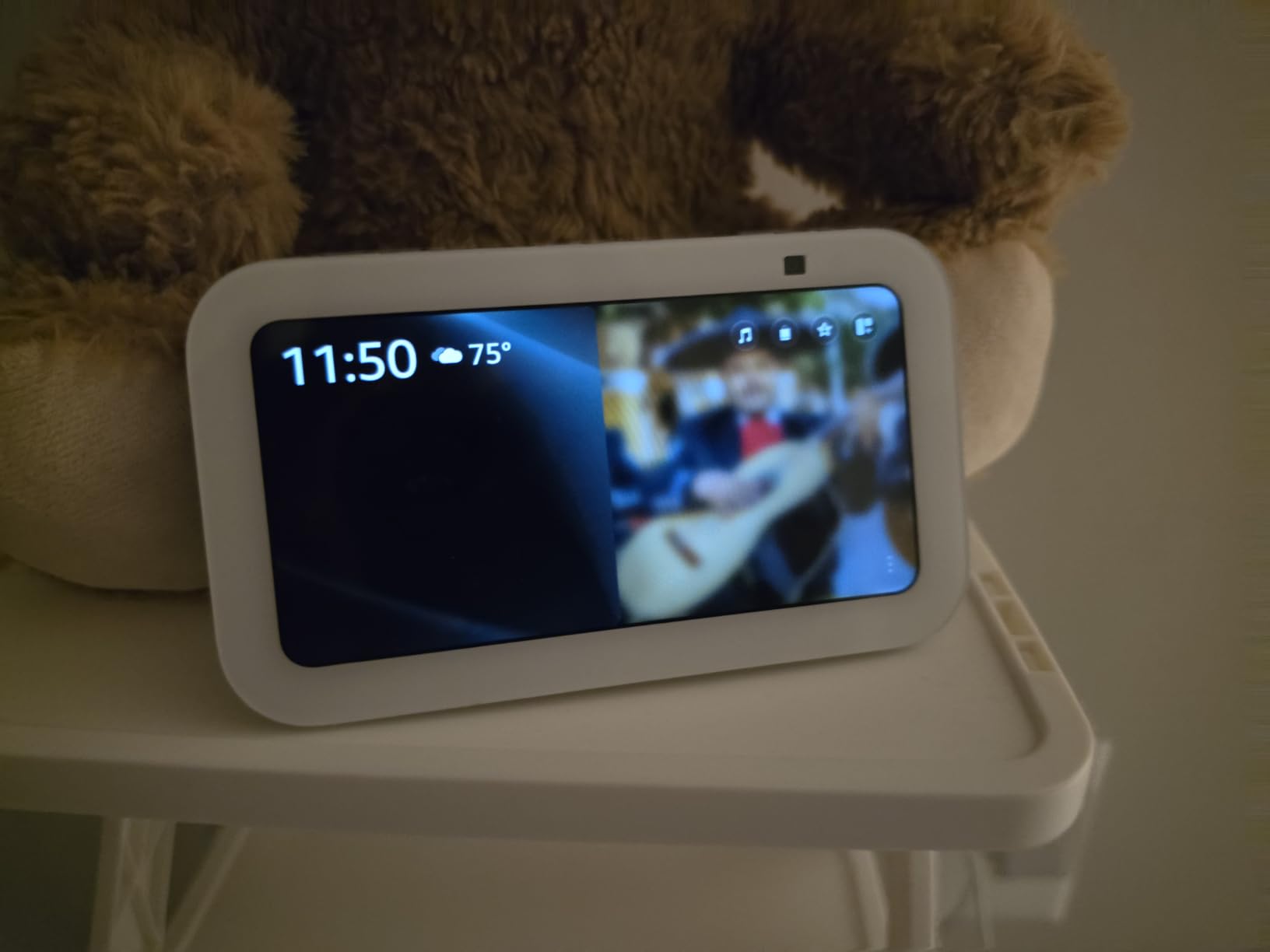 Amazon Echo Show 5 (newest model), Smart display, Designed for Alexa+, 2x the bass and clearer sound, Charcoal customer photo 2