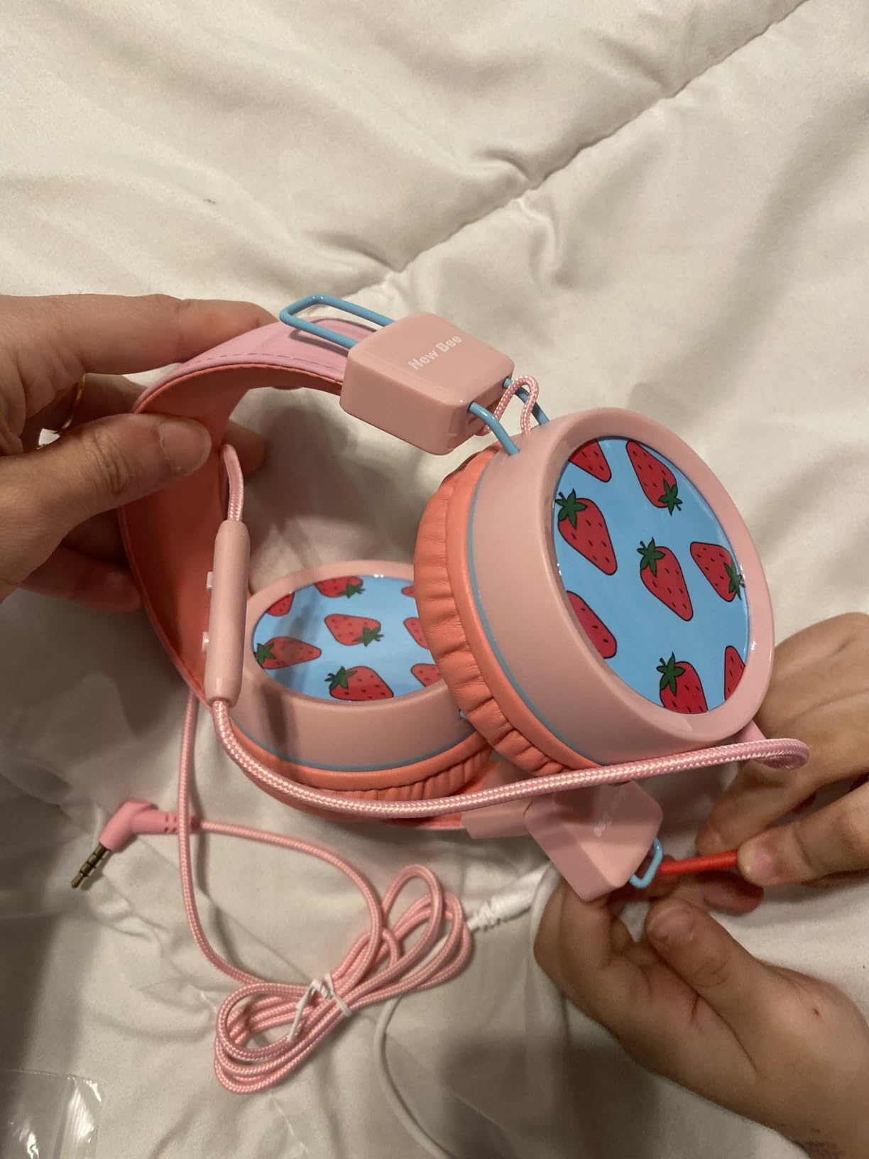 New Bee Kids Headphones Wired for School with Mic, Safe Volume Limited customer photo 2