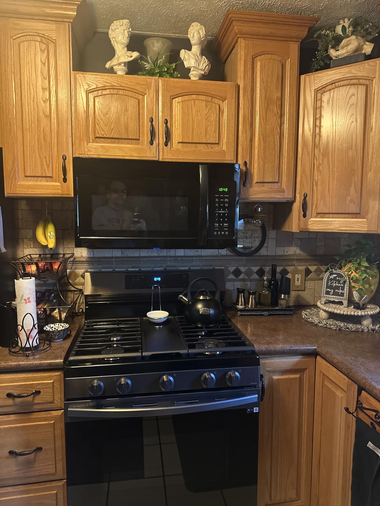 BLACK+DECKER Over the Range Microwave Oven, 1.9 Cu.Ft,1000W, 400 CFM customer photo 1