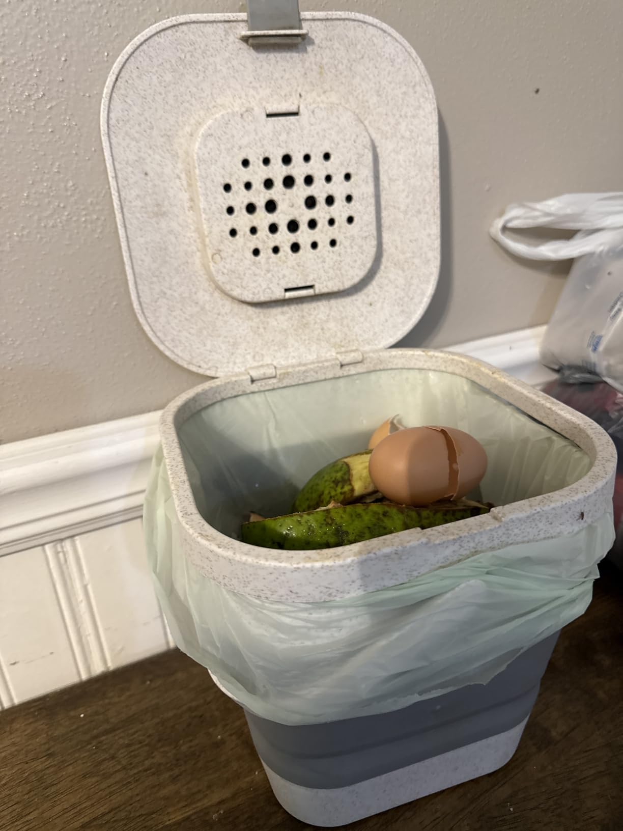 AIRNEX Collapsible Compost Bin Kitchen Counter Caddy - 1 Gallon Countertop Compost Bin with Lid Made of Wheat Straw - Odorless Kitchen Compost Bin Countertop with 20 Compost Bags and 2 Carbon Filters customer photo 2
