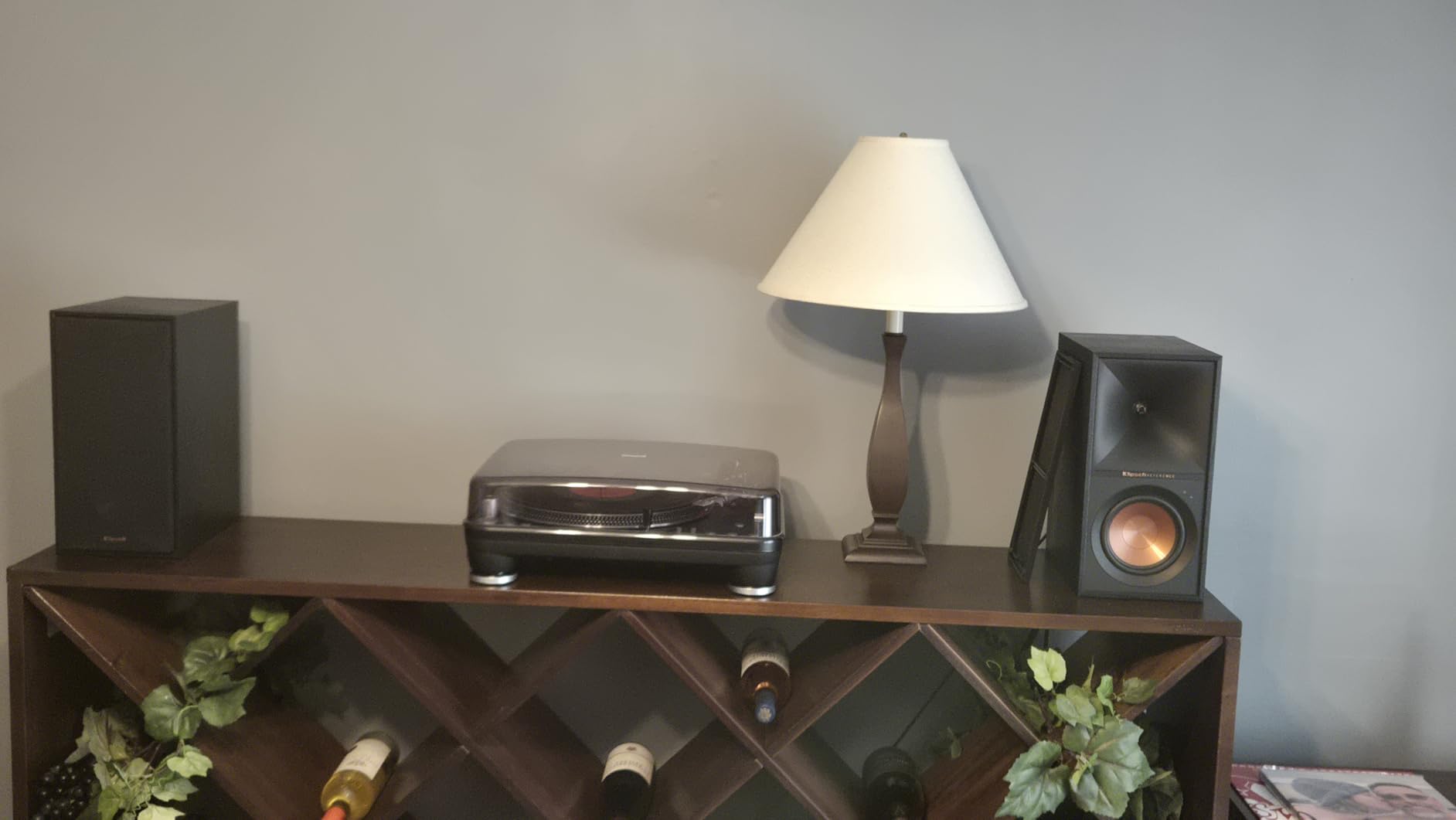 Klipsch Reference R-40PM Powered Bookshelf Speakers - 90-Degree x 90-Degree Tractrix Horn - Linear Travel Suspension - Sleek, Modern Appearance customer photo 2