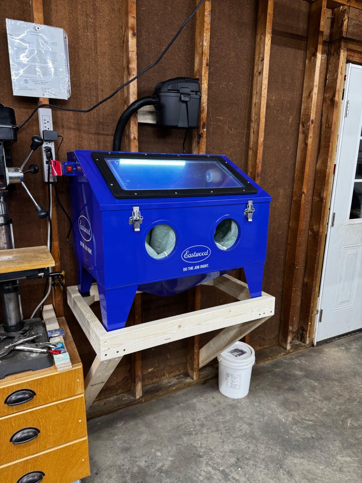 Eastwood B100 Large Abrasive Media Blasting Blast Cabinet with Dust Collector | Internal Dimensions: 45-3/4