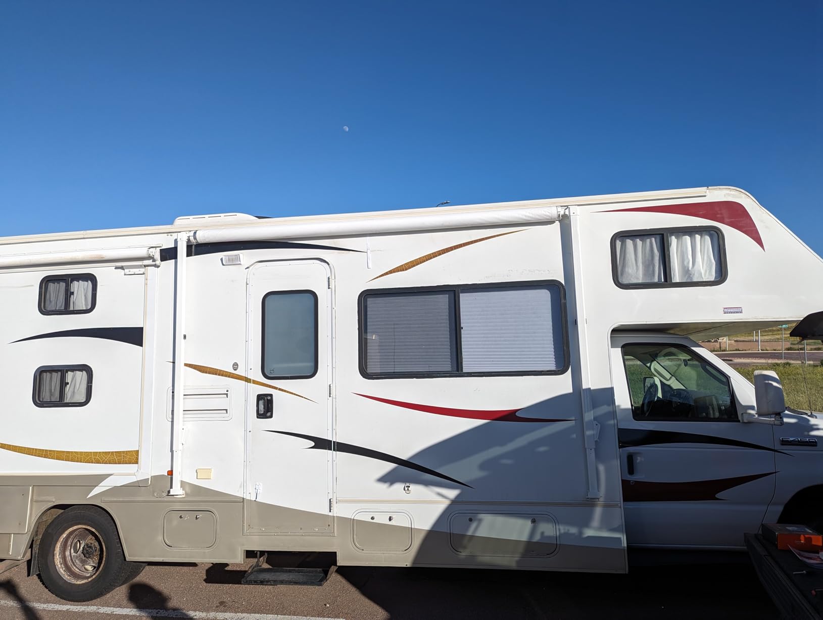 YESCAMP Manual RV Awning Complete Kit Retractable Camper Awning for RV or Trailers RV Roll Out Awning for Camper or 5th Wheel,Travel Trailers,Toy Haulers,Motohome(10Ft,White Frame,Grey Fade) customer photo 1