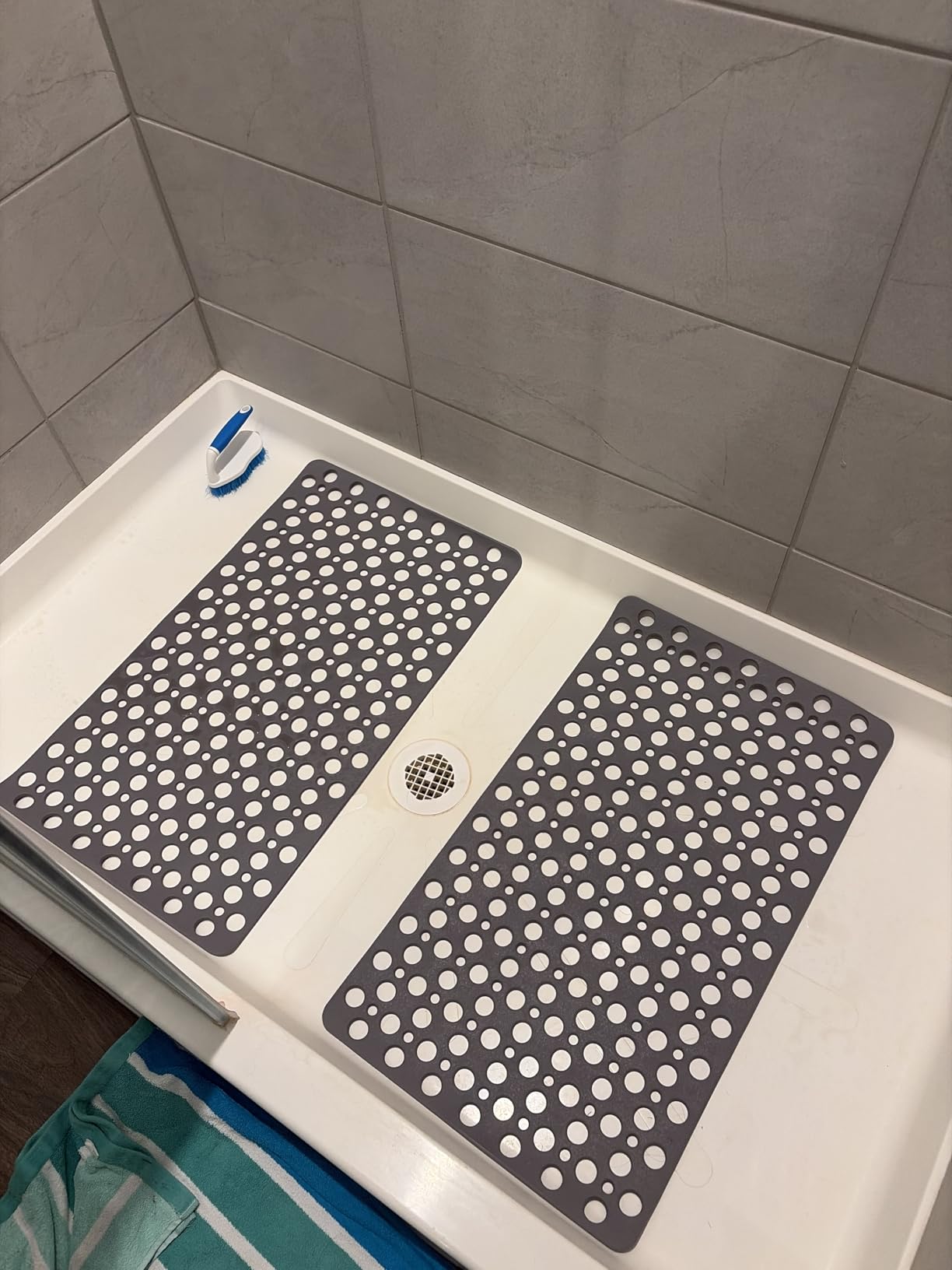 TEMIR Non Slip Bathtub Mat for Shower — Anti Skid Safety Mat with Strong Suction Cups, Quick Drain Holes, Machine Washable, Soft Bathroom Mat for Elderly & Kids, 30x17 in (75x43 cm) Gray customer photo 2