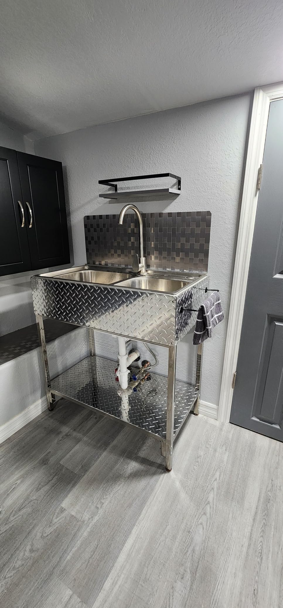 Outdoor Utility Sink Stainless Steel Double Bowl Sink Free Standing Commercial Restaurant Kitchen Sink with Hot and Cold Faucet for Laundry,Garage,Cafe Bar 32.7