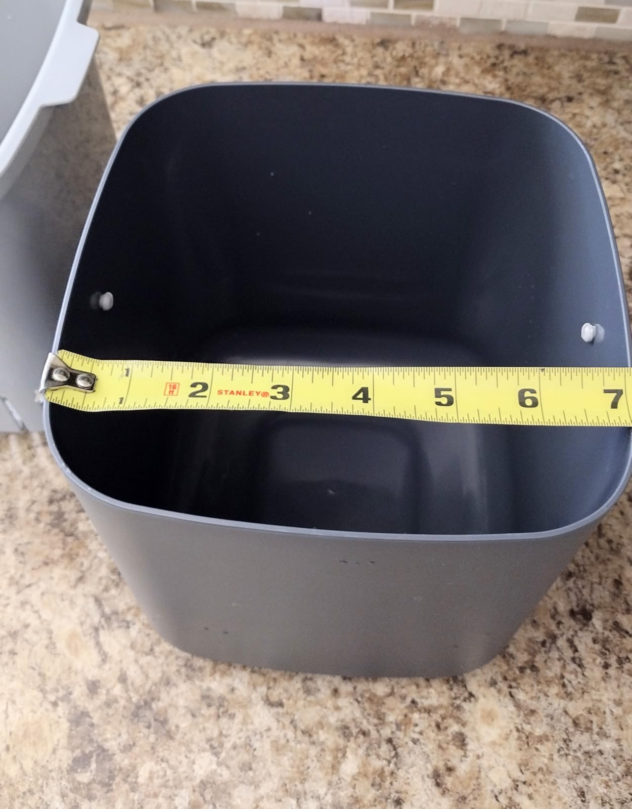 Blue Ginkgo Kitchen Compost Bin, 2.6L Countertop Compost Bin, Green | Odor-Tight. Filter-Free. Dishwasher Safe. customer photo 2