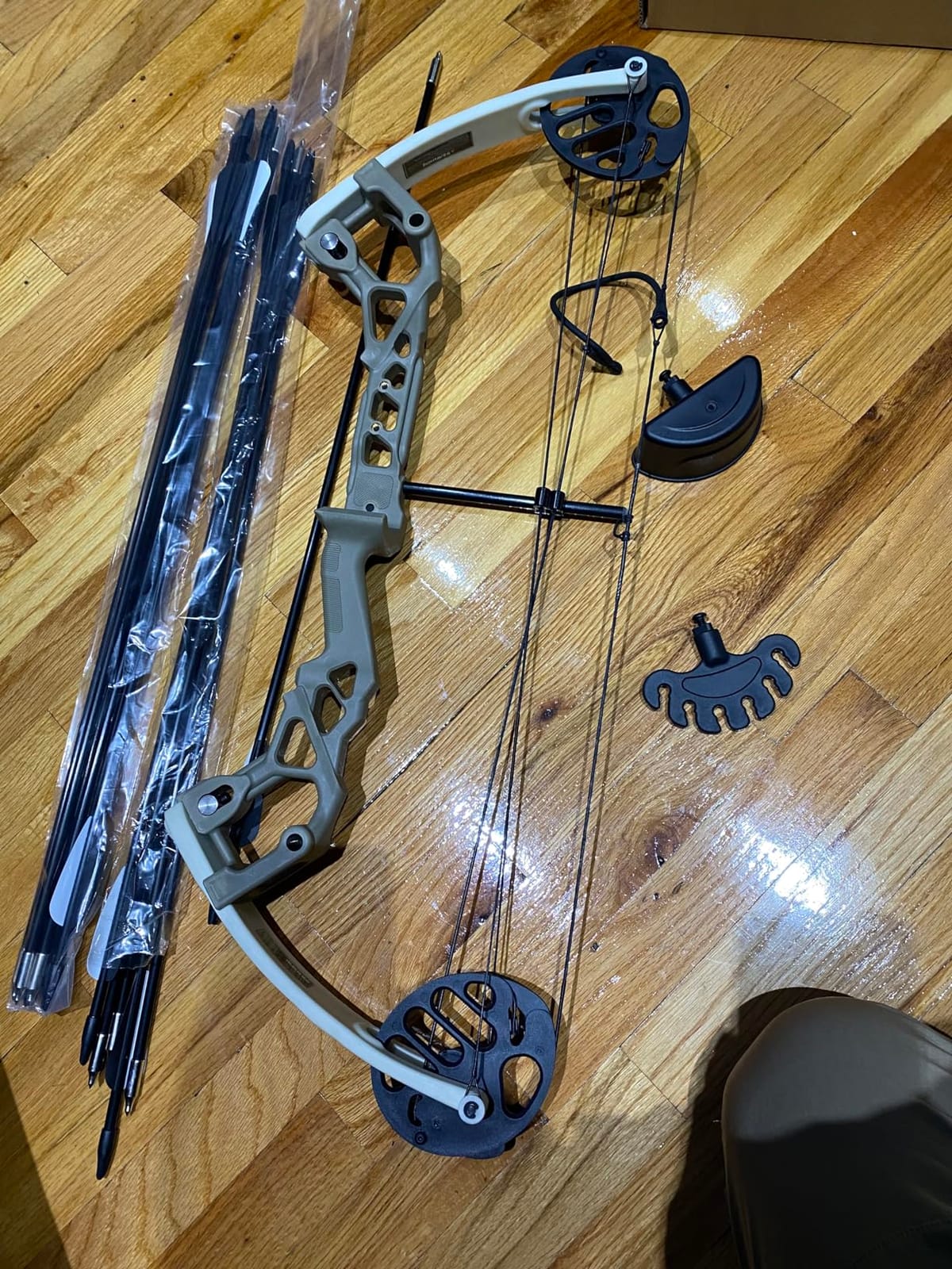 Sanlida Archery Dragon X6 Compound Bow Kit for Youth, Kids & Beginners, Bow and Arrows Set, 19”-28” Draw Length, 15-30 LBS Draw Weight, RH Only customer photo 1