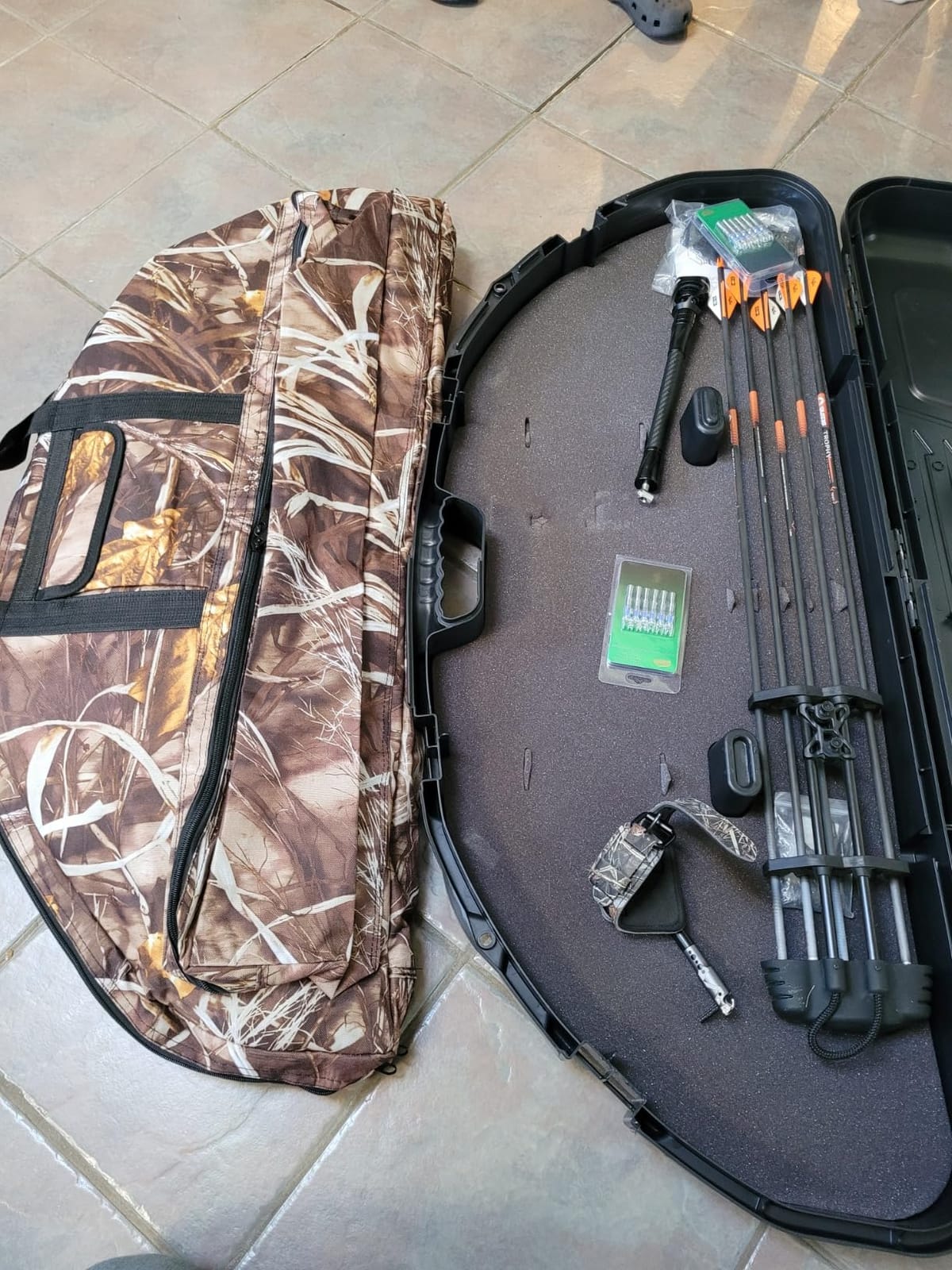 Archery Compound Bow Case Soft Bow Bag with Arrow Quiver Light-Weight Bow Carry Bag with Adjustable Shoulder Strap & Backpack Straps for Adults Hunting and Target Practice customer photo 1