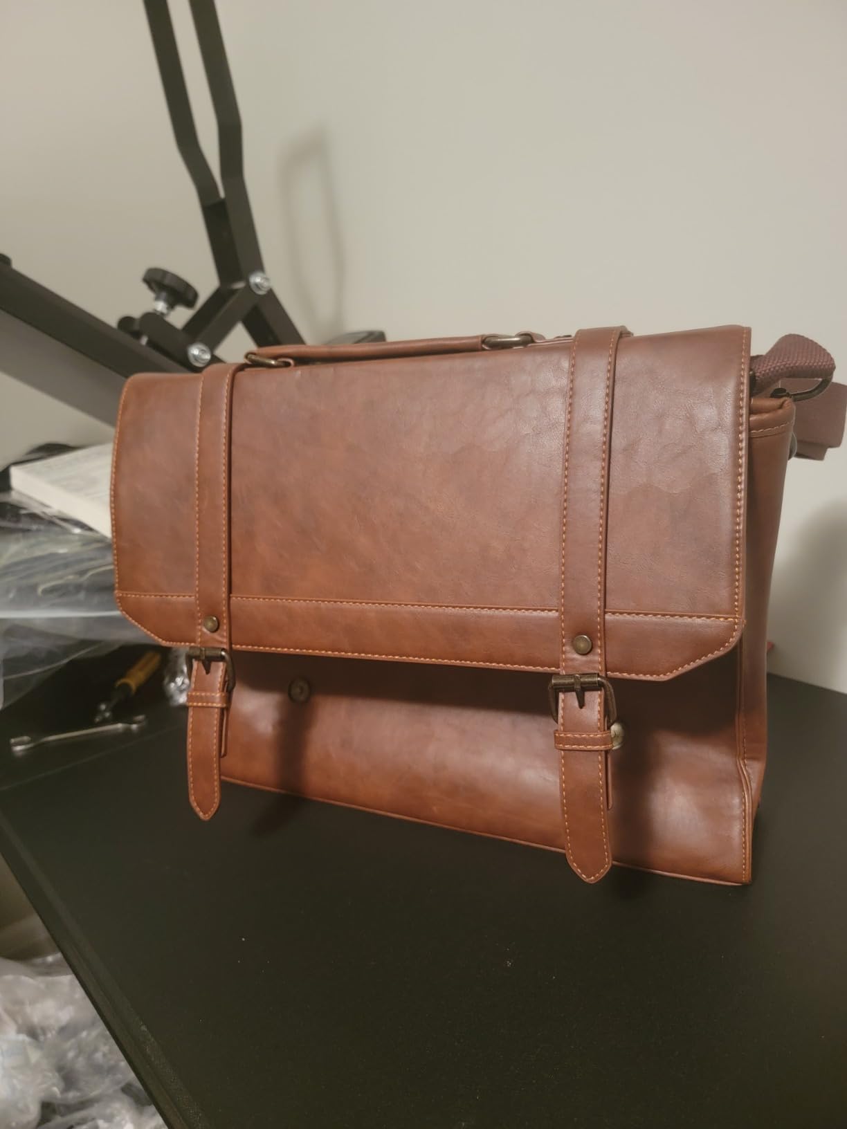IGOLUMON Mens Messenger Bag 15.6 Inch Vintage Leather Laptop Briefcase Bag customer photo 2