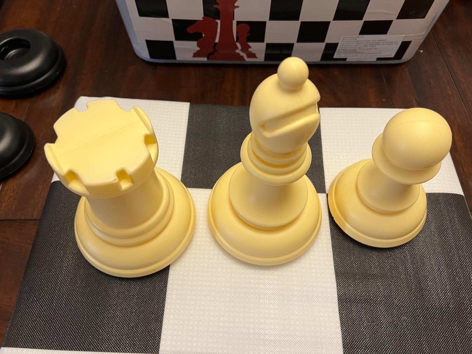 ELONGDI Giant Outdoor Chess Set Oversized Plastic Chess Pieces with Bases Lightweight 71