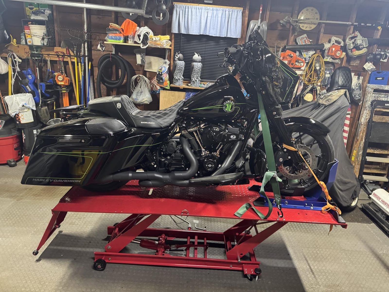 Strongway Steel Hydraulic Motorcycle Lift, 1100-Lb. Capacity | Stable service platform, controlled positioning, garage/shop use, easy bike maintenance, durable construction customer photo 1