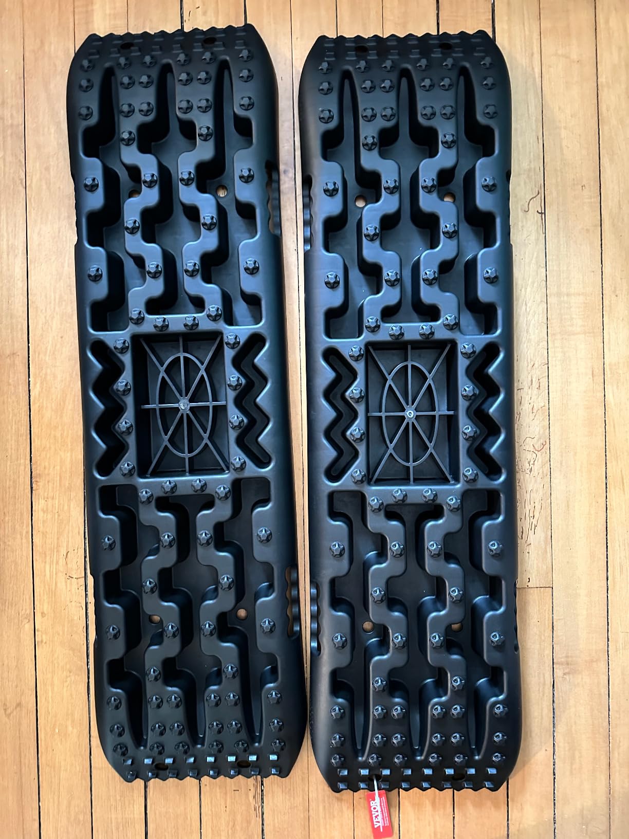 VEVOR 10 TON Traction Boards with PP Material, Recovery Boards for Off-road Vehicles/Cars/Pickups/SUVs/RVs, Pair Tire Traction Mats on Snow, Sand, Mud and Loose Terrain, Storage Bag, Long, Black customer photo 1