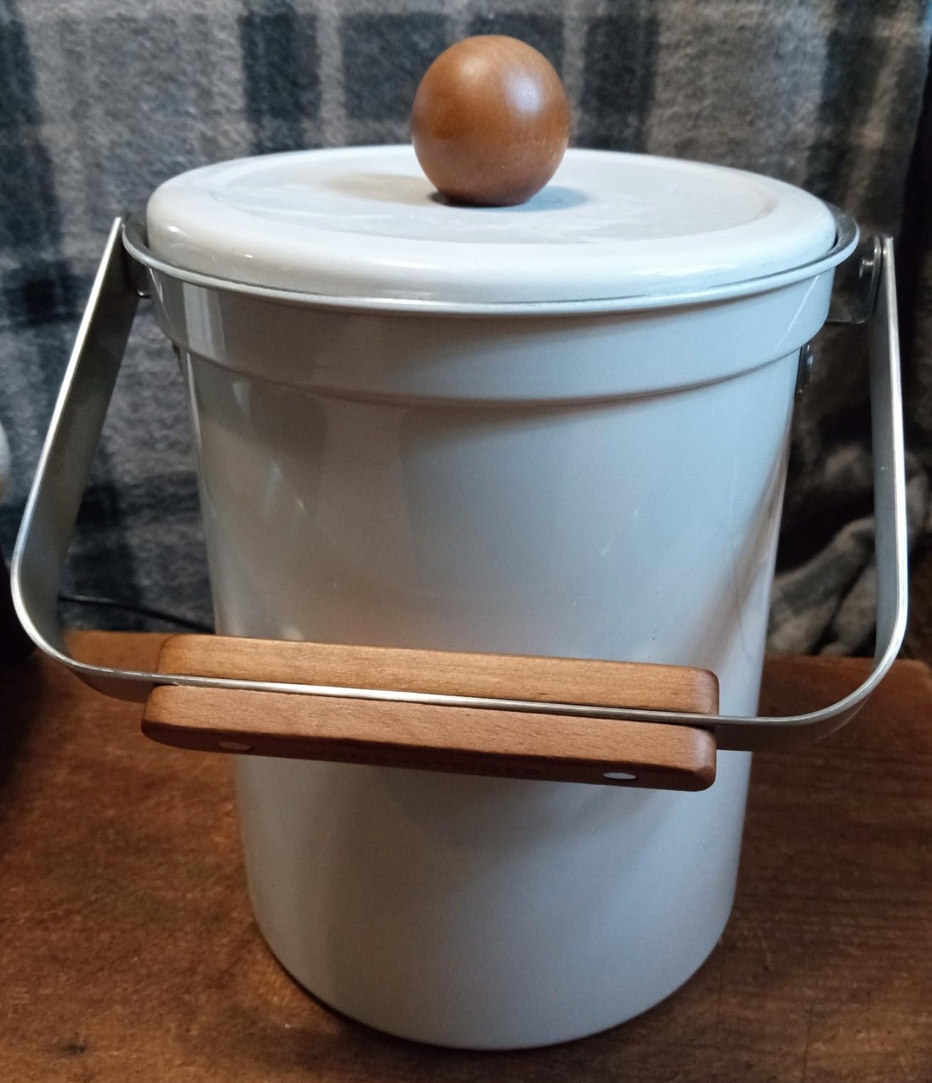 WAGENSTEIGER Kitchen Countertop Compost Bin 101ounces / 3Liters with Airtight Lid, SUS304 Stainless Steel Odor-Free Food Waste Bin with Wooden Handle Stylish Design/Bathroom Trash Can (Silver) customer photo 1